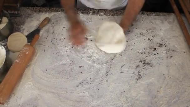 Baker gördülő ki tészta — Stock videók