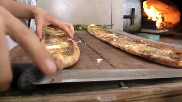 Traditionelle Mahlzeit türkische pita pide — Stockvideo