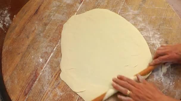 Пекарь катит тесто — стоковое видео