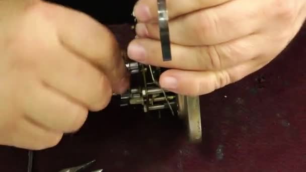 Reparación mecánica del reloj de tecnología antigua — Vídeo de stock