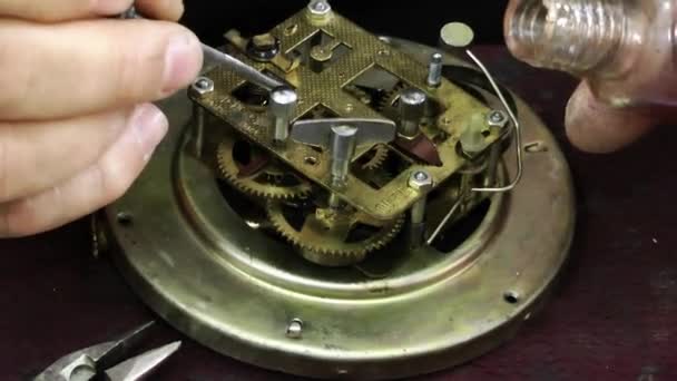 Reparación mecánica del reloj de tecnología antigua — Vídeo de stock