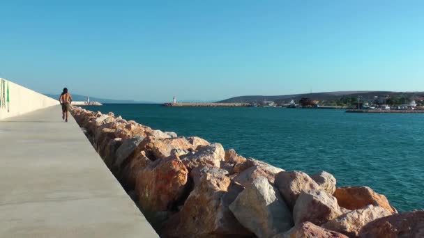 Mannen att göra Sport träning nära havet för passform och hälsosamt liv — Stockvideo