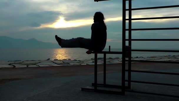 Hombre haciendo deporte Entrenamiento cerca del mar para una vida sana y en forma — Vídeo de stock