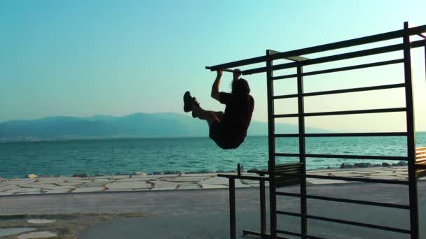 Hombre haciendo deporte Entrenamiento cerca del mar para una vida sana y en forma — Vídeo de stock