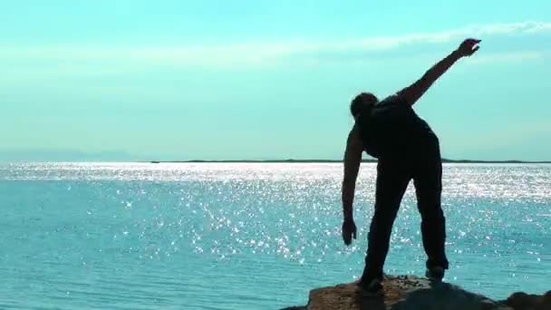 Man maken Sport opleiding in de buurt van de kust voor Fit en gezond leven — Stockvideo