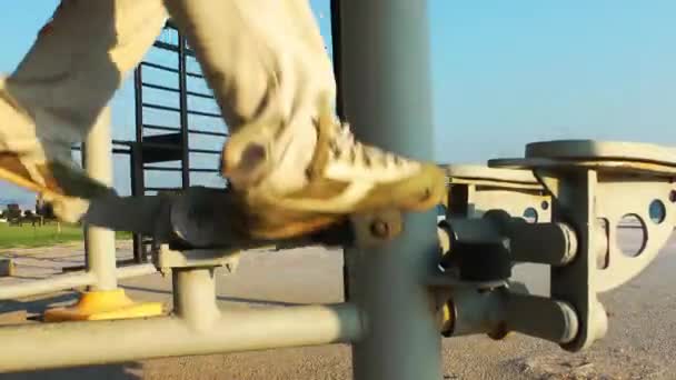 Adam yapma spor eğitim yakınındaki Seaside zinde ve sağlıklı yaşam için — Stok video
