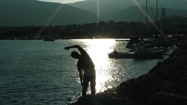 Man Making Sport Training vicino al mare per una vita sana e in forma — Video Stock
