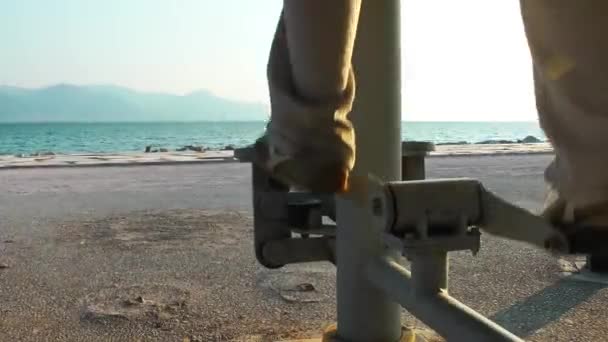 人在海边做运动训练以适应健康的生活 — 图库视频影像
