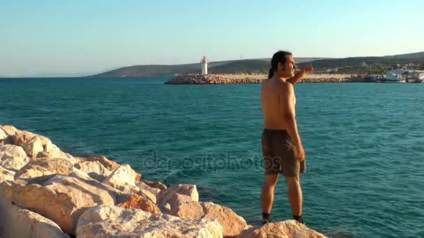 Hombre haciendo deporte Entrenamiento cerca del mar para una vida sana y en forma — Vídeo de stock