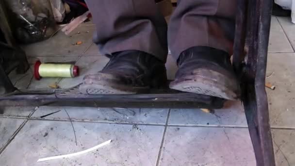 Zapatero zapatero hecho a mano y reparación — Vídeo de stock