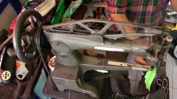 Schoenmaker handgemaakte schoenmaker en reparatie — Stockvideo