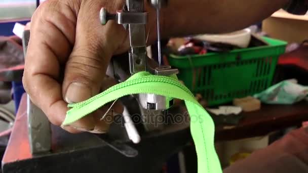Cobbler cordonnier à la main et réparation — Video