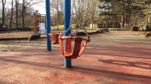 Дитячий майданчик Щасливі місця для дітей в природі — стокове відео