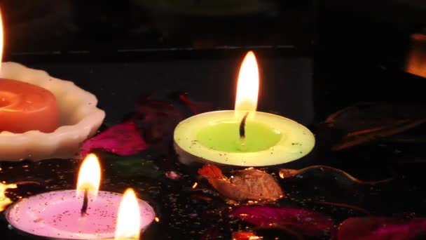 Velas Flores e Folhas na Água — Vídeo de Stock