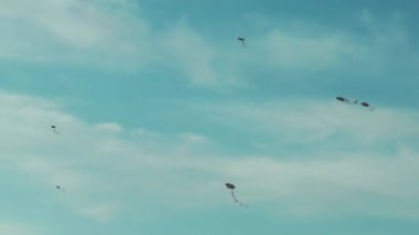 gökyüzünde uçan bir uçurtma