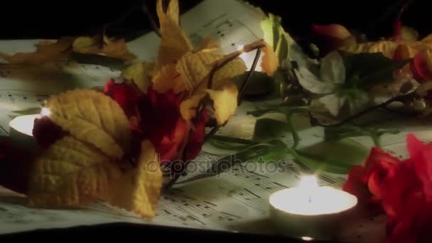 Μουσική σημειώνει φύλλα και κεριά — Αρχείο Βίντεο