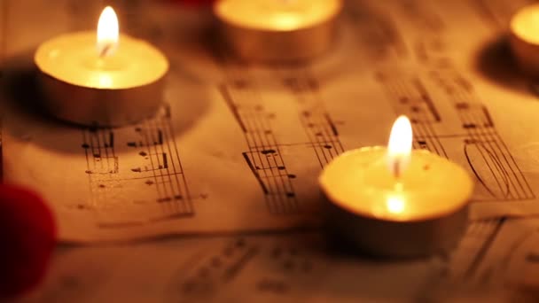 Muzyka zauważa arkuszy i świece — Wideo stockowe