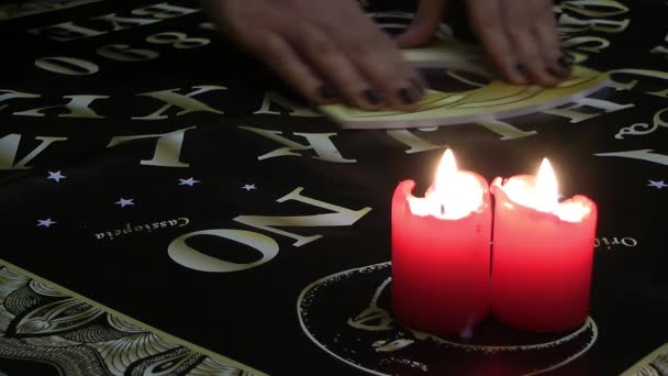 Ouija Διοικητικού Συμβουλίου μιλώντας με πνευματικές δυνάμεις μυστηριακή έννοια — Αρχείο Βίντεο