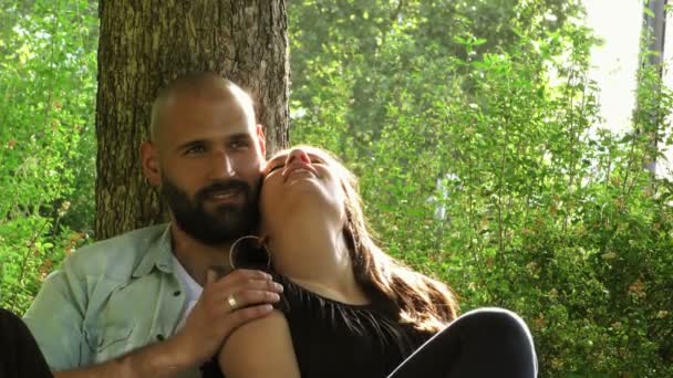 Les jeunes amoureux de couple dans la nature — Video