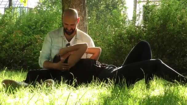 Les jeunes amoureux de couple dans la nature — Video