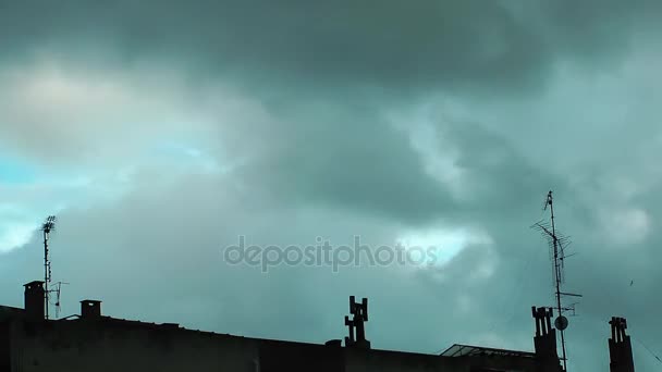 屋顶和天空的烟囱 — 图库视频影像