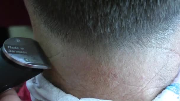 Hombre corte de pelo en peluquero — Vídeos de Stock