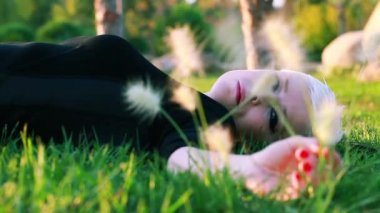 Genç sarışın kadın doğal park