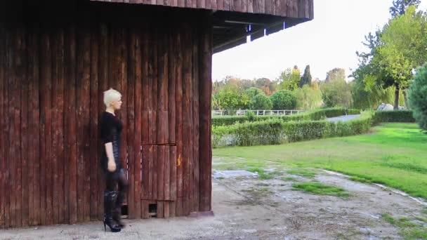 Jeune femme blonde dans le parc naturel — Video