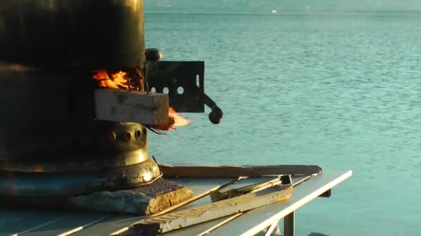 海辺の近くヴィンテージ アンティークの茶壷 — ストック動画