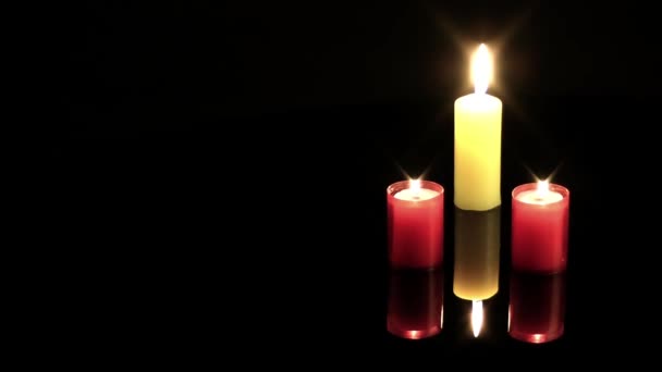 Celebración de velas o humor romántico sobre fondo negro — Vídeo de stock