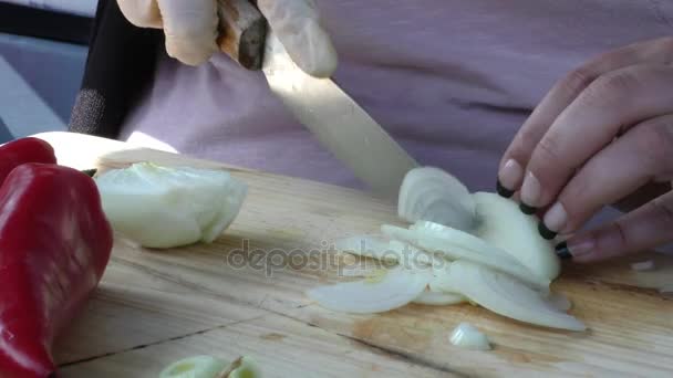 Hugga lök grönsaker för mat — Stockvideo