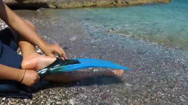 Menino jovem criança se divertindo perto da praia — Vídeo de Stock