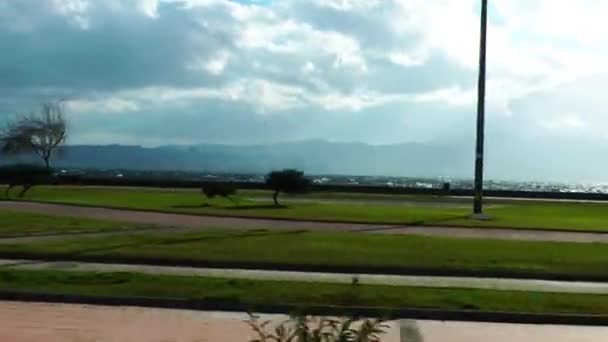 Paisaje urbano y paisaje marino dentro de coche en la ciudad de Izmir — Vídeo de stock