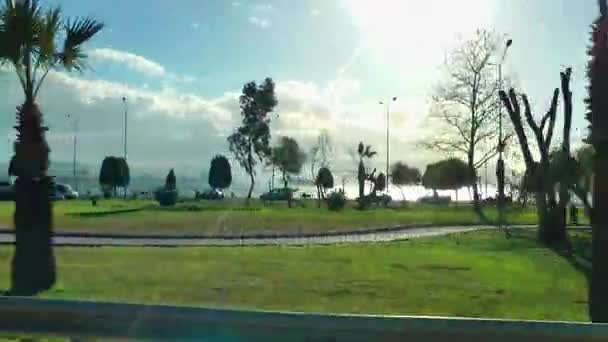 Stadtbild und Seenlandschaft im Auto in der Stadt — Stockvideo