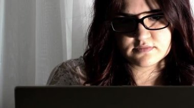 Genç kız dizüstü eğitim projesi ile çalışma