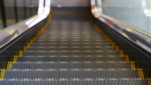 Современный автоматический эскалатор вверх и вниз в метро — стоковое видео