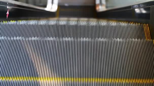 Nowoczesne automatyczne schody ruchome w górę iw dół w metrze — Wideo stockowe
