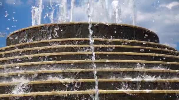 Espirro de piscina de água na fonte — Vídeo de Stock