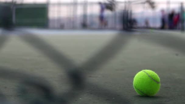 Спортивная деятельность на теннисном корте — стоковое видео