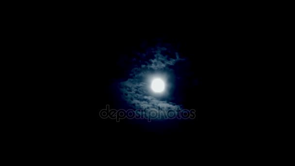 Місяць і хмарами у темряві — стокове відео