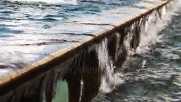 Брызги воды в фонтане — стоковое видео