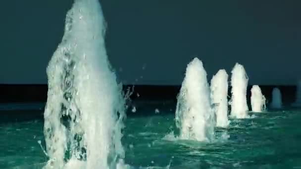 Piscine d'eau éclaboussure dans la fontaine — Video