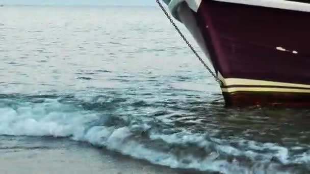 Luxe jacht in de zee — Stockvideo