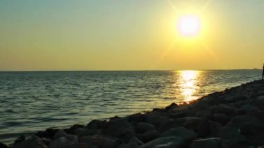 Adam deniz yakınındaki kayalarda atlama