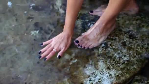 女士触摸海水 — 图库视频影像