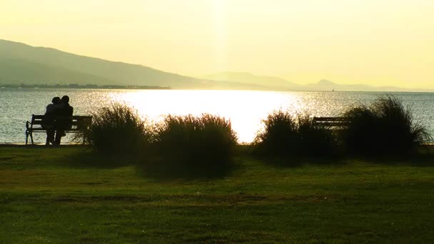 Lovers Trouve Près Seaside Coucher Soleil — Video