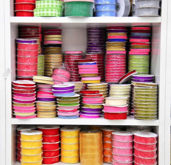 Rouleaux de matériaux textiles en tissu coloré — Photo