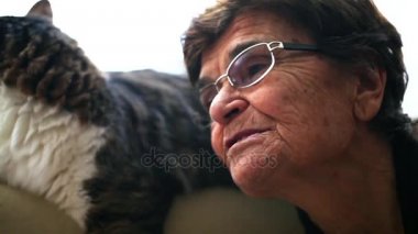 Yaşlı kadın ve kedi