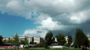 Şehir hayatı Izmir ve bulutlu gökyüzü