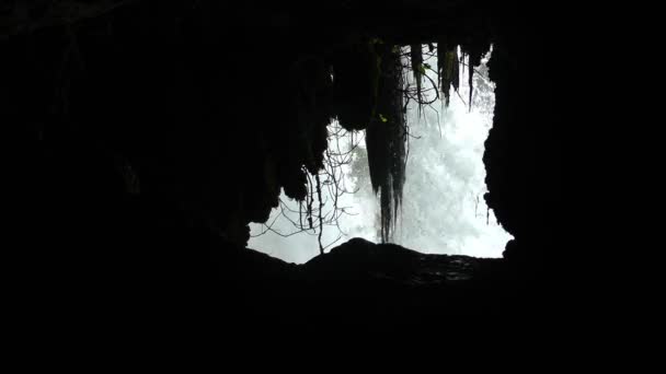 Den Mörka Grottan Och Vattenfall — Stockvideo